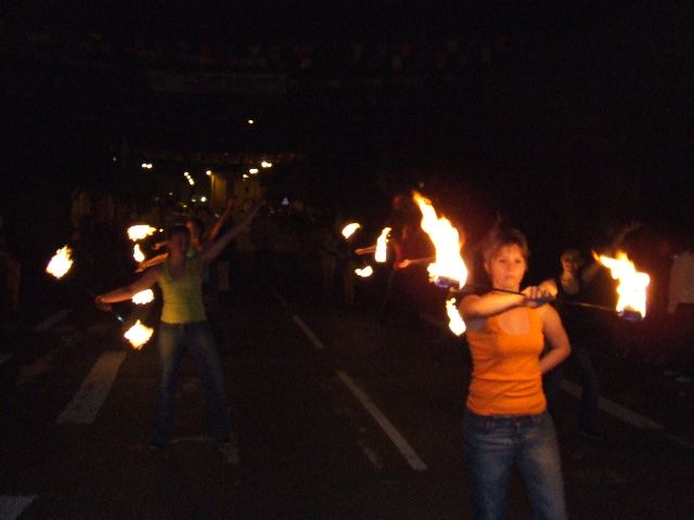 DEFILES BATON FLAMME
